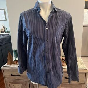 Men’s American Eagle outfitters slim fit blue striped button down shirt
